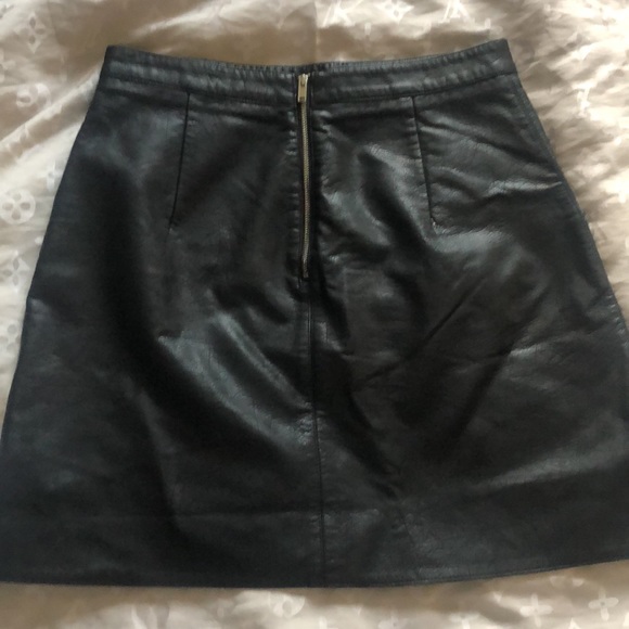 Zara basic leather mini skirt - Picture 2 of 4